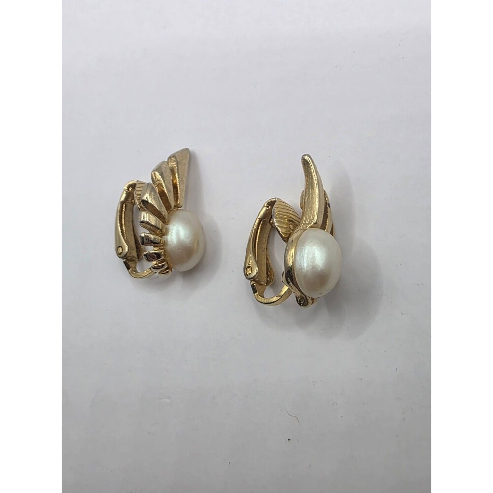 Vintage Goldtone Faux Pearl Cocktail Clip-On Earrings 3/4" - Picture 2 of 5